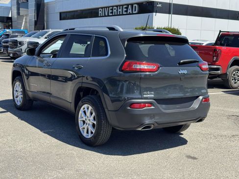Used 2018 Jeep Cherokee Latitude Plus w/ Cold Weather Group AWD/4WD image 5