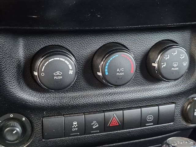 Used 2011 Jeep Wrangler Unlimited Rubicon w/ Connectivity Group AWD/4WD image 12