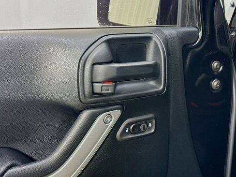 Used 2017 Jeep Wrangler Unlimited Rubicon w/ Connectivity Group image 17