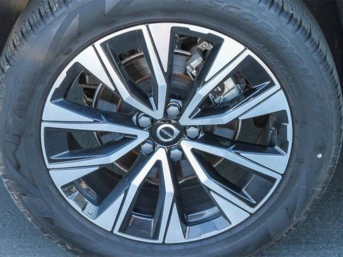 Used 2025 Volvo XC60 B5 Plus image 11