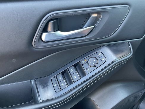 Used 2025 Nissan Rogue SV FWD image 18