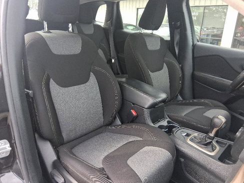 Used 2014 Jeep Cherokee Sport image 21