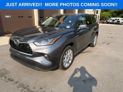 Used 2025 Toyota Highlander Limited FWD image 1