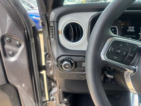 Used 2025 Jeep Wrangler Unlimited Sahara AWD/4WD image 35