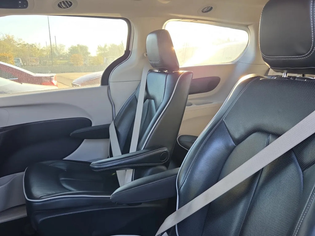 Used 2023 Chrysler Pacifica Limited FWD image 13