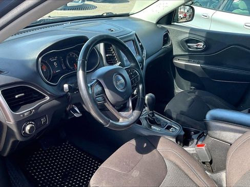 Used 2020 Jeep Cherokee Latitude w/ Cold Weather Group image 10