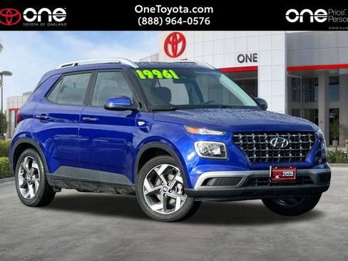 Used 2025 Hyundai Venue SEL image 1