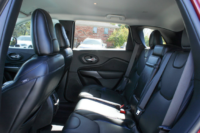 Used 2019 Jeep Cherokee Overland w/ Technology Group AWD/4WD image 28
