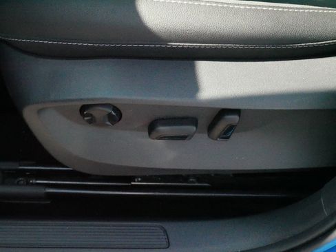 Certified 2025 Volkswagen Taos SE AWD/4WD image 20