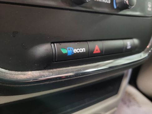 Used 2019 Dodge Grand Caravan SE w/ UConnect Hands-Free Group image 16