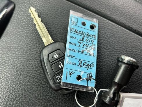 Used 2019 Toyota Highlander Plus FWD image 42