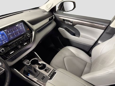 Used 2021 Toyota Highlander Platinum image 24