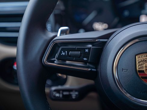 Certified 2026 Porsche Macan AWD/4WD image 7