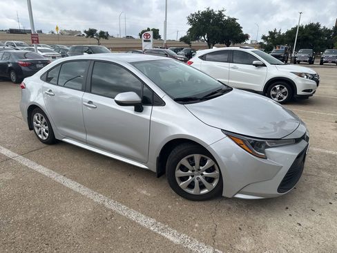 Used 2025 Toyota Corolla LE FWD image 2