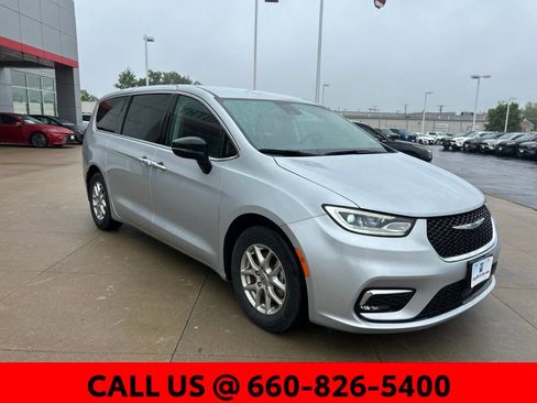 Used 2024 Chrysler Pacifica Touring-L FWD image 4