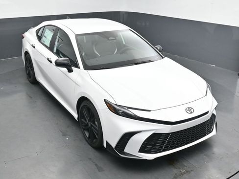New 2026 Toyota Camry Hybrid FWD image 21