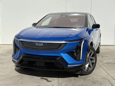 New 2025 Cadillac Optiq Luxury 1 image 1