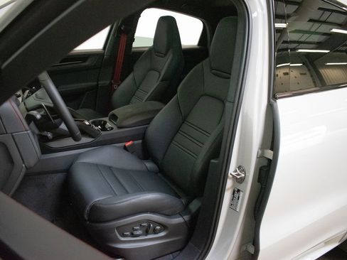 New 2026 Porsche Cayenne GTS image 5