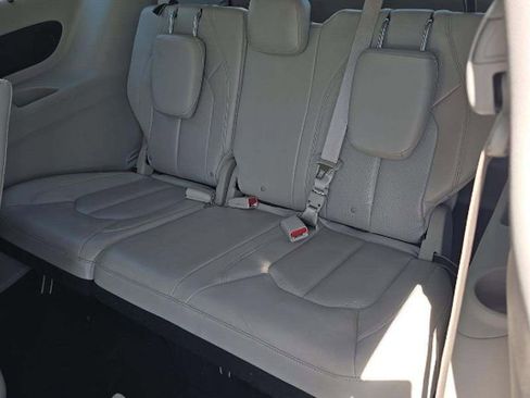 Used 2021 Chrysler Pacifica Touring-L FWD image 7