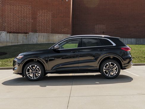 Certified 2025 Audi Q5 Premium w/ Convenience Package image 6