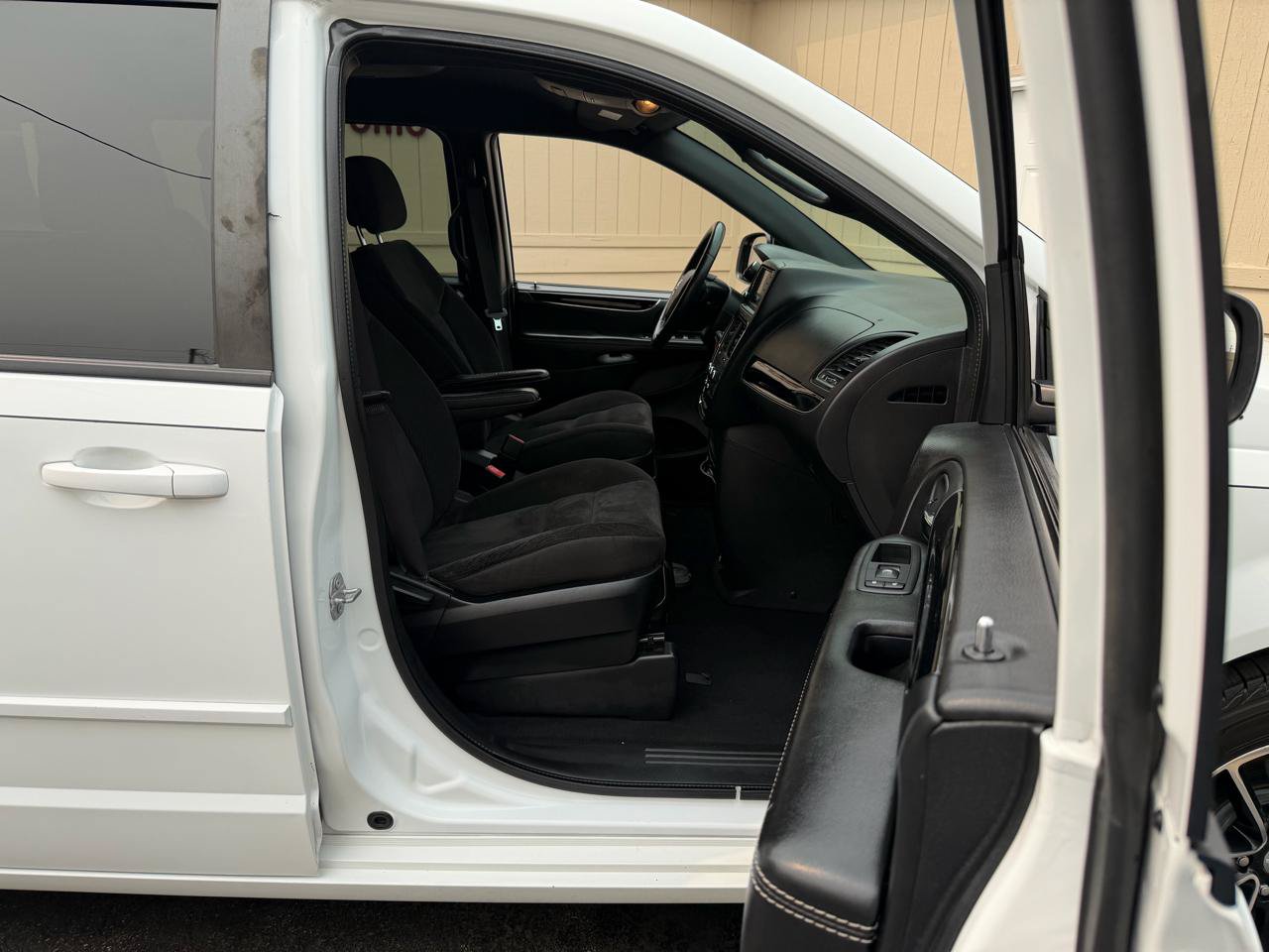 Used 2017 Dodge Grand Caravan SE FWD image 3