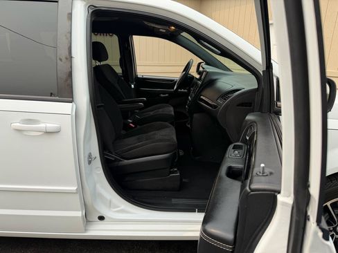 Used 2017 Dodge Grand Caravan SE FWD image 3