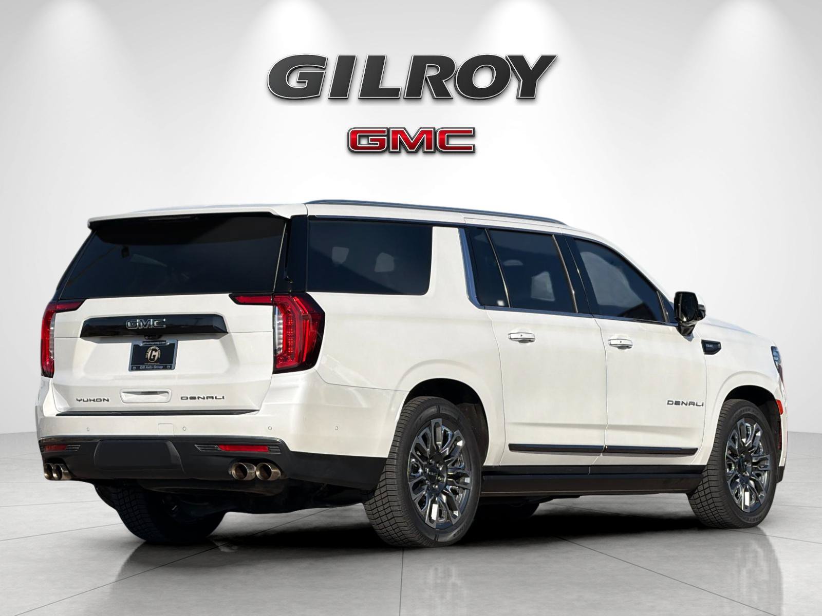 Used 2023 GMC Yukon XL Denali Ultimate AWD/4WD image 3