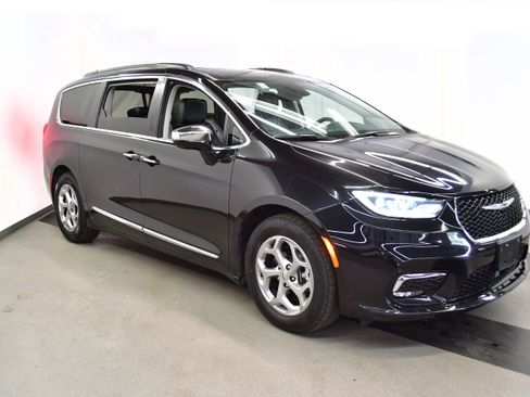 Used 2023 Chrysler Pacifica Limited image 2