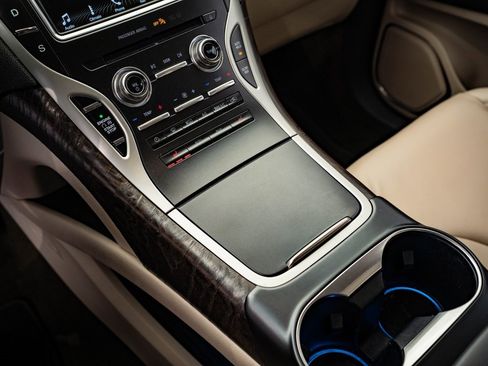 Used 2019 Lincoln Nautilus Select image 30