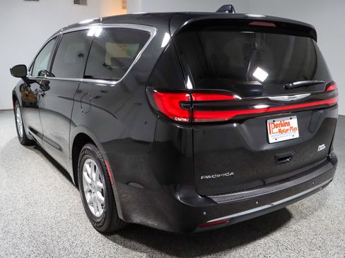 Used 2023 Chrysler Pacifica Touring-L image 9