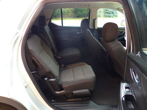 Used 2020 Chevrolet Traverse LT image 40