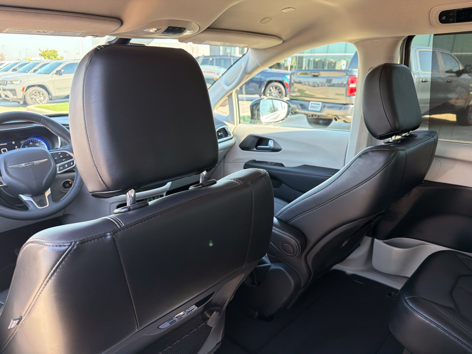 Used 2024 Chrysler Pacifica Touring-L FWD image 16