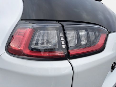 Certified 2022 Jeep Cherokee Latitude w/ Sun & Sound Group image 32