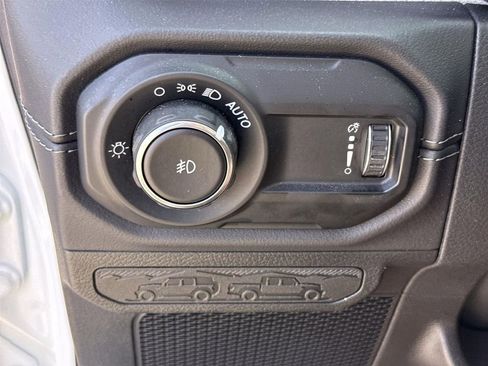 Used 2025 Jeep Wrangler Sahara image 16