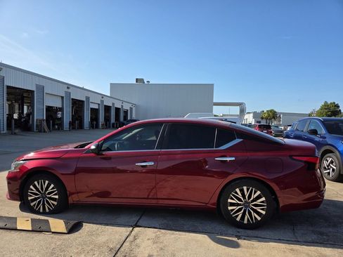 Used 2024 Nissan Altima 2.5 SV FWD image 2