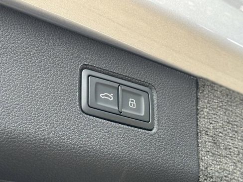 New 2024 Bentley Bentayga Extended Wheelbase image 43