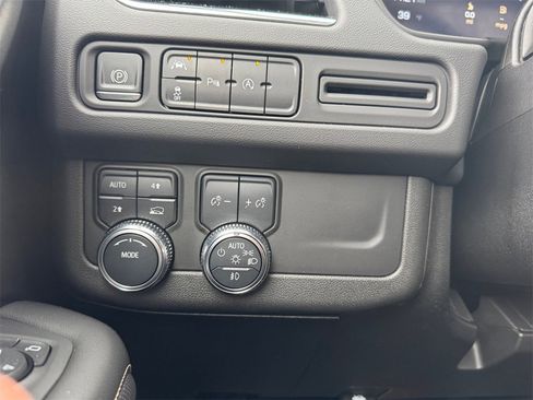 Used 2023 GMC Yukon XL SLT image 28