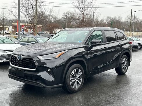 Certified 2023 Toyota Highlander XLE image 2