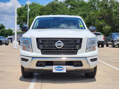 Used 2022 Nissan Titan SV RWD image 2