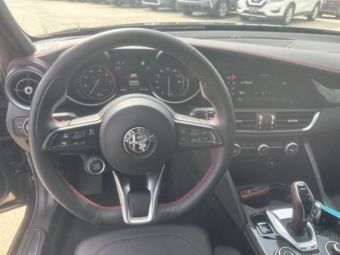 Used 2023 Alfa Romeo Giulia Estrema image 11