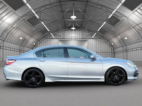 Used 2017 Honda Accord Touring image 8