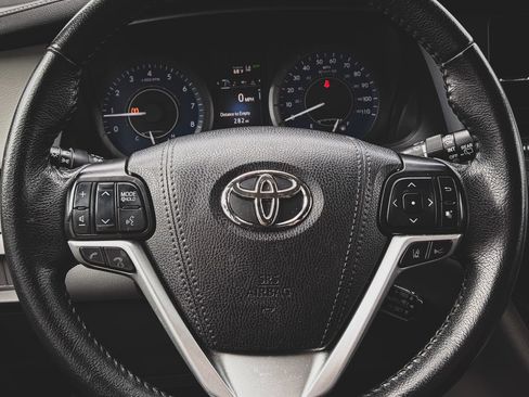 Used 2020 Toyota Sienna XLE AWD/4WD image 11