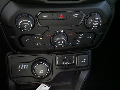 Used 2018 Jeep Renegade Altitude AWD/4WD image 23