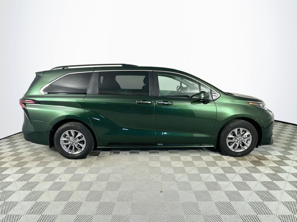 Used 2025 Toyota Sienna XLE AWD/4WD image 8