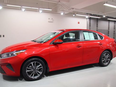 Used 2024 Kia Forte LXS w/ LXS Technology Package FWD image 3