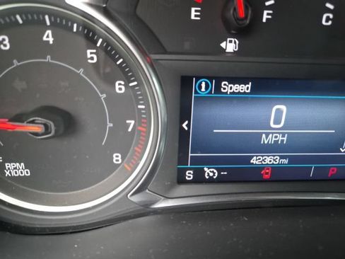 Used 2021 GMC Acadia SLE w/ Driver Convenience Package FWD image 2