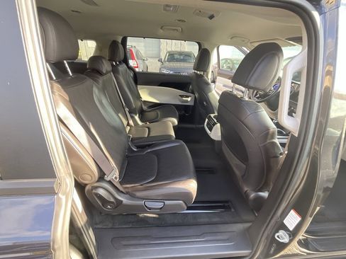 Used 2024 Kia Carnival EX image 33