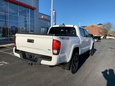 Used 2017 Toyota Tacoma TRD Sport image 3