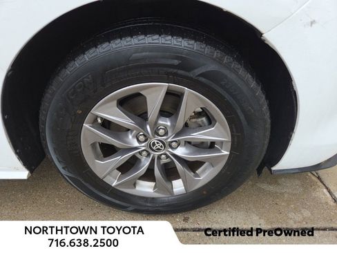 Used 2023 Toyota Sienna LE image 2