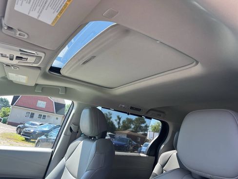 Used 2022 Toyota Sienna XLE FWD image 11